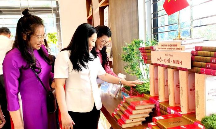 Lãnh đạo tỉnh Lào Cai và đại biểu tham quan Không gian Hồ Chí Minh. Ảnh: Hoài Thu