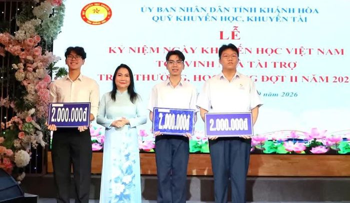 Quỹ Khuyến học, khuyến tài tỉnh Khánh Hòa trao 1.654 suất thưởng và học bổng đợt II năm 2026 cho tân sinh viên, học sinh và giáo viên có hoàn cảnh khó khăn. Ảnh: Cổng TTĐT Khánh Hòa