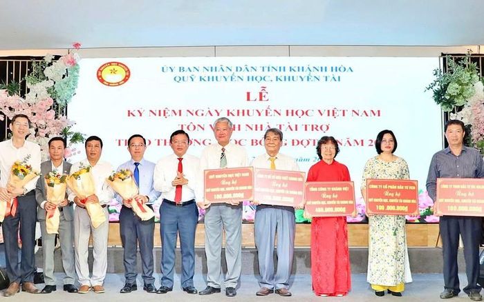 Phó Chủ tịch Ủy ban nhân dân tỉnh Khánh Hòa Lê Huyền tặng hoa tri ân các đơn vị tài trợ. Ảnh: Cổng TTĐT Khánh Hòa