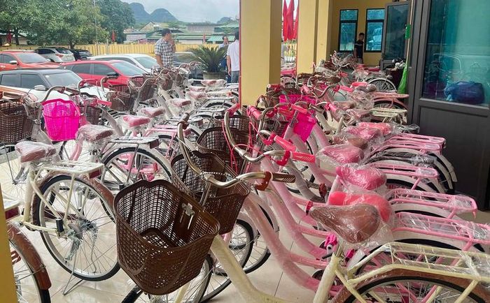 Xe đạp được trao tặng cho các em học sinh. Ảnh: HQ