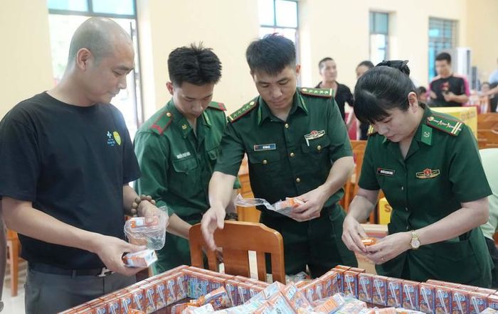 Lực lượng Bộ đội Biên phòng ở xã Môn Sơn cùng anh em báo chí soạn mâm cỗ đêm rằm Trung Thu. Ảnh: Cao Hùng