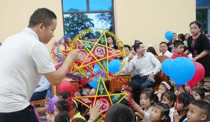 Ánh đèn ông sao trong đêm hội Tết Trung Thu. Ảnh: Quốc Huy