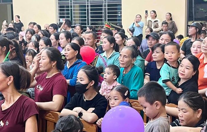 Bà con cùng đông đảo nhân dân đến xem. Ảnh: HQ