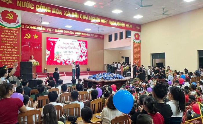 Đêm hội với nhiều tiết mục văn nghệ chào mừng. Ảnh: HQ