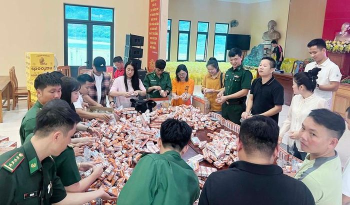 Anh em báo chí cùng nhiều lực lượng tại địa phương cùng chuẩn bị cho chương trình. Ảnh: HQ
