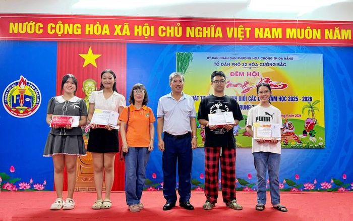 Tổ dân phố Hoà Cường Bắc khen thưởng các học sinh giỏi.
