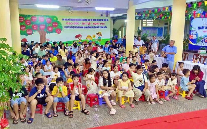 Các học sinh vui Tết Trung thu.