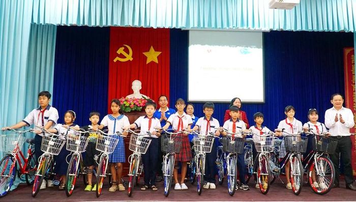 Chương trình trao tặng 45 chiếc xe đạp (trị giá 1,9 triệu đồng/chiếc) cho học sinh vượt khó tại các phường Mỹ Tho, Trung An, Mỹ Phong, Thới Sơn và Đạo Thạnh. Ảnh: Báo Đồng Tháp