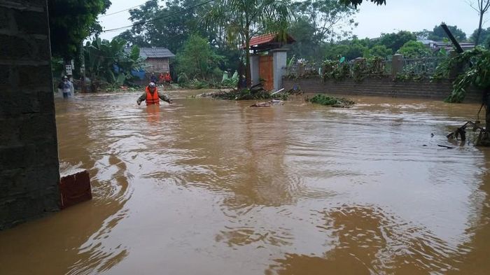 Nước ngập nhiều tuyến đường và nhà dân trong một đợt mưa lũ ở xã Nghĩa Lộ (Lào Cai) năm 2017.