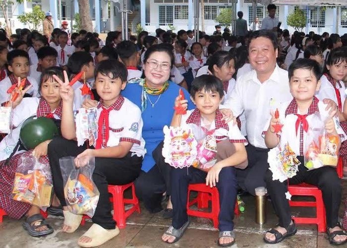 Trưởng Ban Tuyên giáo Tỉnh ủy Nguyễn Thị Minh Trang và Bí thư Đảng ủy xã Cái Nhum Ngô Hùng Nhân tặng quà Trung thu cho học sinh.