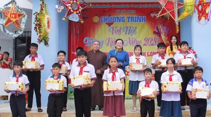 Trưởng Ban Tuyên giáo Tỉnh ủy Nguyễn Thị Minh Trang và Đại đức Thích Tâm Phúc tặng quà Trung thu cho học sinh có hoàn cảnh khó khăn