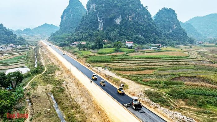 Giai đoạn 1 dự án đã hoàn thành thảm bê tông nhựa một bên tuyến với chiều dài 62 km từ Đồng Đăng đến Đông Khê.