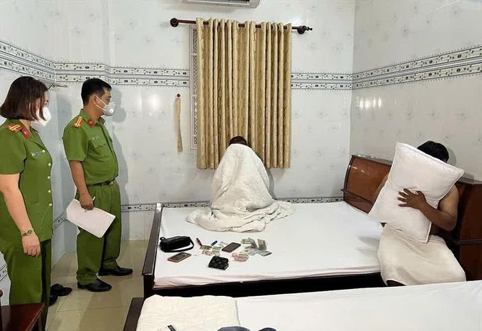 Lực lượng Công an lập biên bản, tạm giữ tiền, điện thoại và một số đồ vật, tài liệu liên quan.
