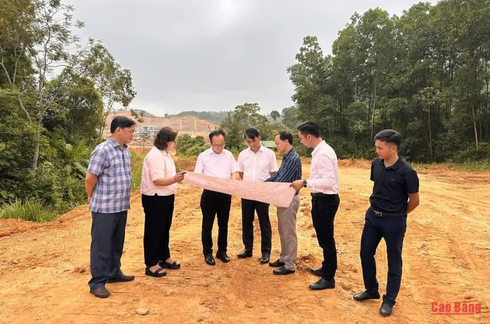 Đoàn giám sát tại dự án khu tái định cư phục vụ giải phóng mặt bằng dự án khai thác lộ thiên mỏ sắt Nà Rụa, thành phố Cao Bằng (cũ).