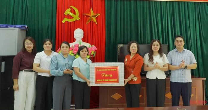 Phó Chủ tịch UBND tỉnh Hà Nhật Lệ tặng quà Trường Mầm non Xuân Trường.