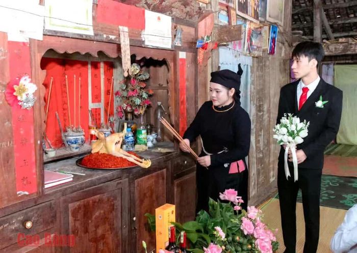 Cô dâu Tày tại xã Khánh Xuân thực hiện nghi lễ tại bàn thờ gia tiên.