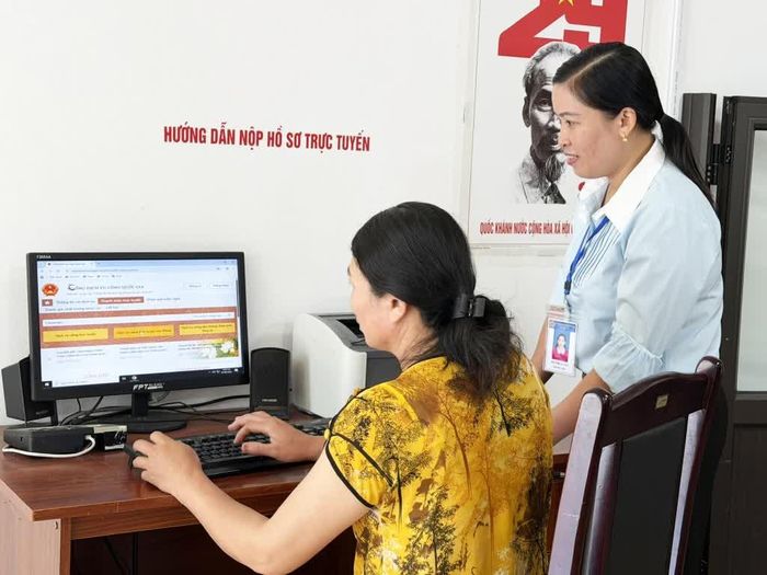 Người dân được công chức Trung tâm Phục vụ hành chính công xã Hạ Lang hướng dẫn nộp hồ sơ trực tuyến.
