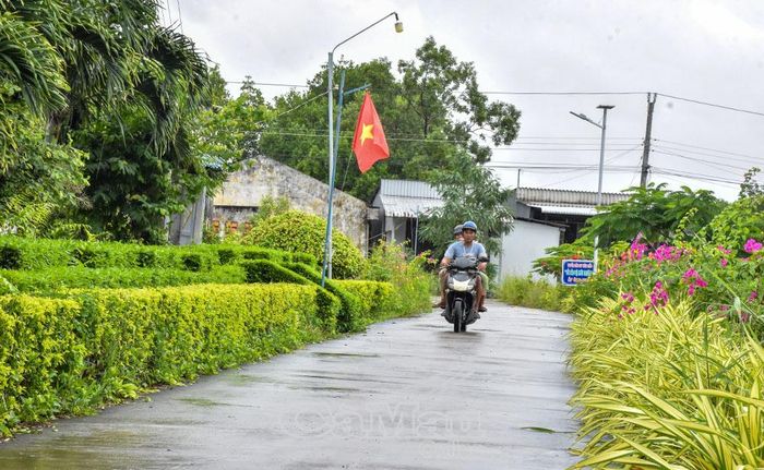 Ðường liên ấp được bê tông hoá nhờ sự đồng thuận và góp sức của người dân.