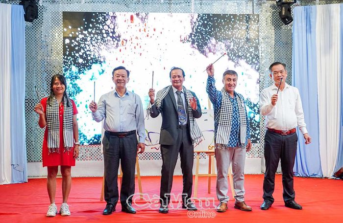 Nghi thức khai cọ trang trọng tại đêm Gala, chính thức mở màn hành trình sáng tác và kết nối hữu nghị tại Cà Mau Art Tour 2026.