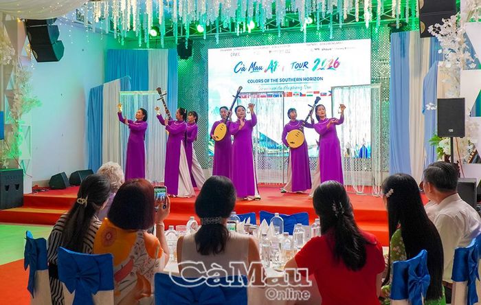 Các đại biểu và nghệ sĩ quốc tế đắm chìm trong không gian âm nhạc, thưởng thức các tiết mục nghệ thuật mang đậm bản sắc văn hoá phương Nam tại đêm Gala.