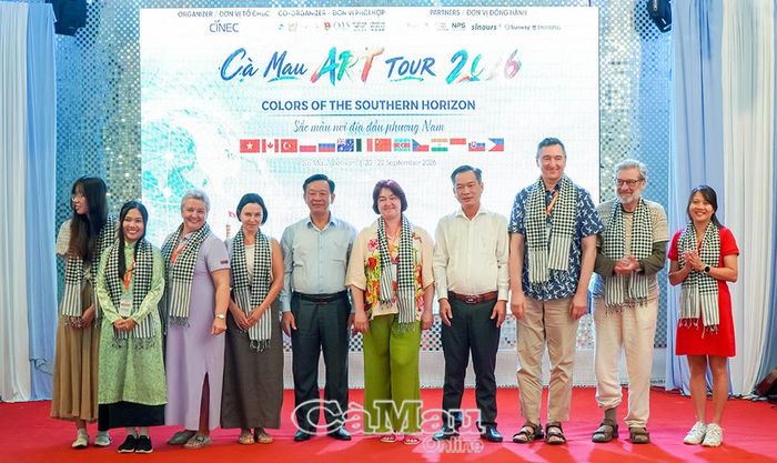Đồng chí Hồ Trung Việt, Uỷ viên Ban Thường vụ Tỉnh uỷ, Trưởng Ban Tuyên giáo Tỉnh uỷ Cà Mau và Phó Chủ tịch Uỷ ban MTTQ Việt Nam tỉnh Cà Mau Nguyễn Văn Khởi trao tặng khăn rằn truyền thống Nam Bộ cho các hoạ sĩ, nghệ sĩ tại đêm Gala.