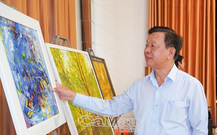 Đồng chí Hồ Trung Việt  tham quan không gian trưng bày nghệ thuật tại đêm Gala.