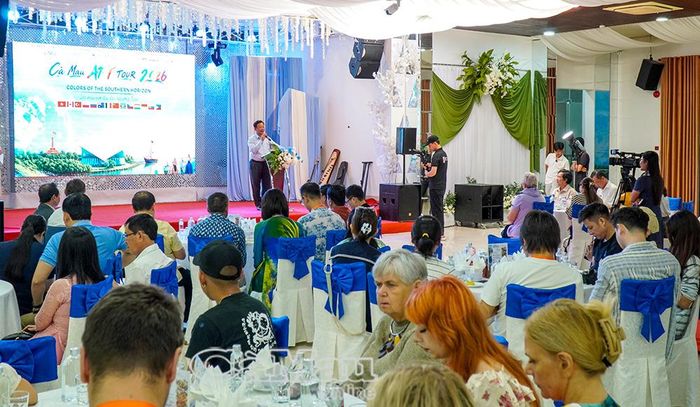 Đông đảo đại biểu và du khách cùng hội tụ tại đêm Gala nghe đồng chí Hồ Trung Việt, Trưởng Ban Tuyên giáo Tỉnh uỷ giới thiệu về vùng đất, con người Cà Mau, 