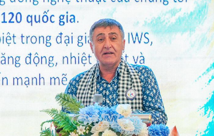 Ông Atanur Dogan – Nhà sáng lập và Chủ tịch Hiệp hội Màu nước Quốc tế phát biểu tại đêm Gala Dinner Cà Mau Art Tour 2026.