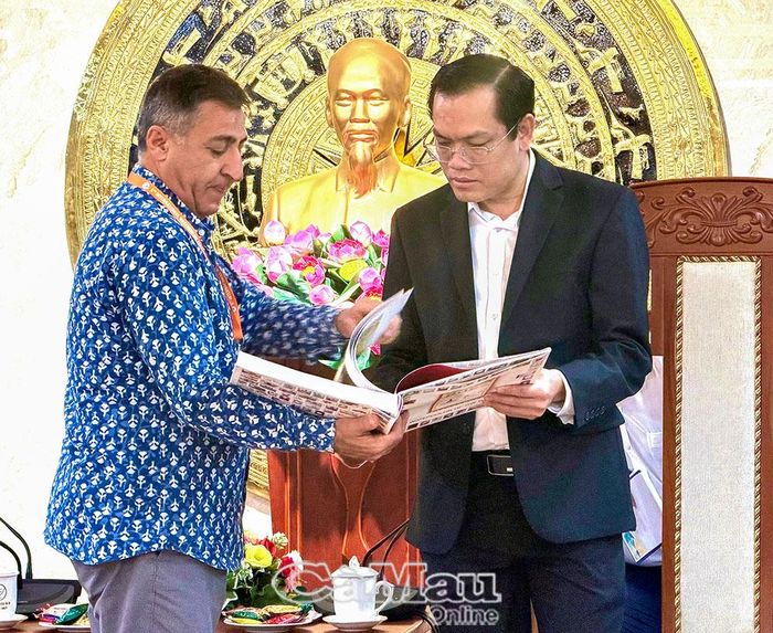 Ông Atanur Dogan, Nhà sáng lập, Chủ tịch Hiệp hội Màu nước Quốc tế (IWS Global Art Network), giới thiệu với Phó Chủ tịch UBND tỉnh Ngô Vũ Thăng về các tác phẩm của Hiệp hội.