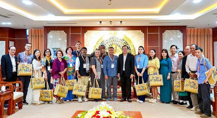 Phó Chủ tịch UBND tỉnh Cà Mau Ngô Vũ Thăng chụp ảnh lưu niệm cùng các hoạ sĩ Hiệp hội Màu nước Quốc tế.