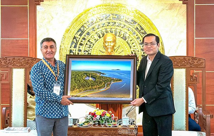 Phó Chủ tịch UBND tỉnh Ngô Vũ Thăng tặng quà lưu niệm ông Atanur Dogan, Nhà sáng lập, Chủ tịch Hiệp hội Màu nước Quốc tế.