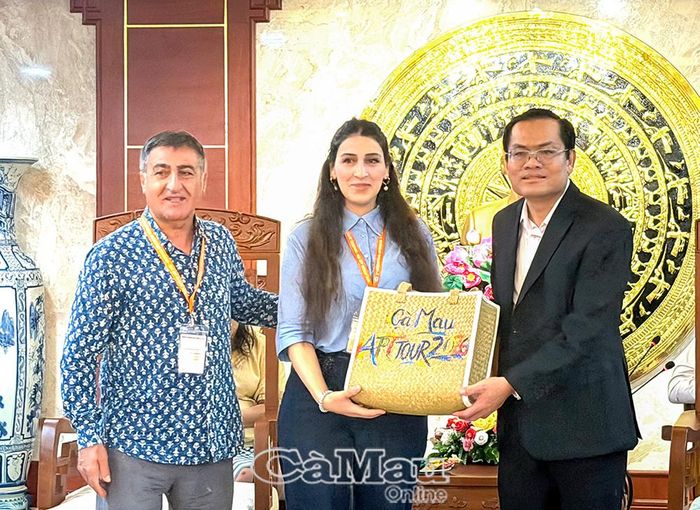 Phó Chủ tịch UBND tỉnh Ngô Vũ Thăng trao quà lưu niệm cho các hoạ sĩ tham gia chương trình.