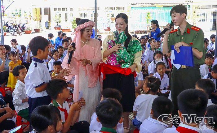 Học sinh tham gia trả lời câu hỏi, qua đó nhận biết nguy cơ và cách xử lý khi gặp tình huống bất thường trên môi trường mạng.