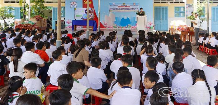 Hơn 400 học sinh Trường Tiểu học và THCS Nguyễn Việt Khái tham gia chương trình.