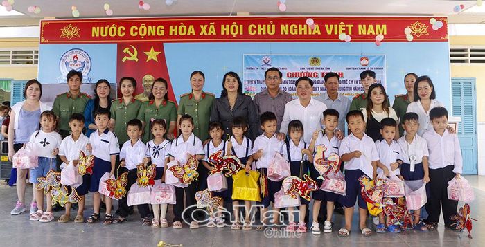 Đoàn công tác Công an tỉnh, lãnh đạo xã Cái Đôi Vàm và mạnh thường quân trao quà Trung thu cho học sinh có hoàn cảnh khó khăn.