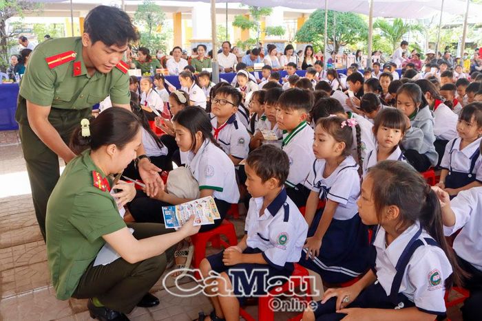 Cán bộ Phòng An ninh mạng hướng dẫn học sinh thực hiện “5 KHÔNG để an toàn trên mạng!”.