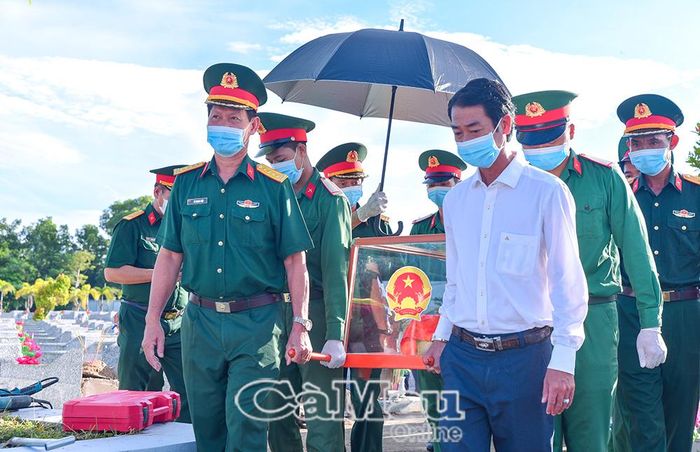 Đại tá Lê Quang Luật, Phó Chính uỷ Bộ Chỉ huy Quân sự tỉnh Cà Mau và đồng chí Trần Nguyễn Trường Giang, Phó Bí thư Thường trực Đảng uỷ phường Giá Rai, di chuyển những hài cốt liệt sĩ đầu tiên đến khu vực lấy mẫu sinh phẩm.