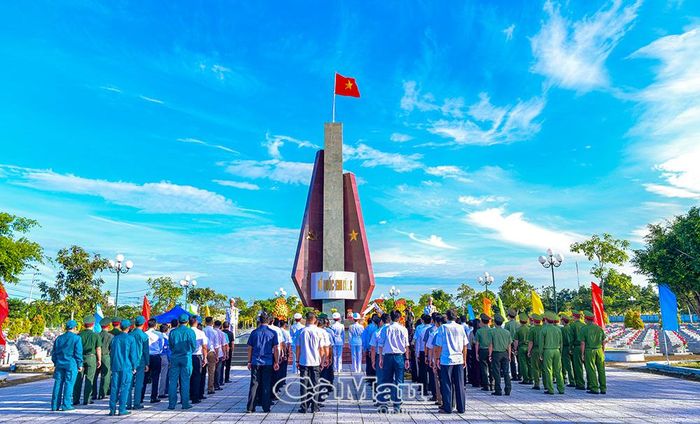 Lễ viếng trước khi triển khai lấy mẫu sinh phẩm hài cốt liệt sĩ được tổ chức trang trọng.
