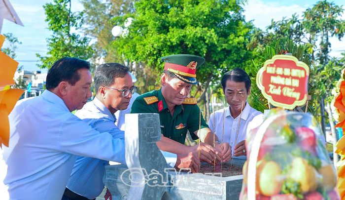 Đại tá Lê Quang Luật, Phó Chính uỷ Bộ Chỉ huy Quân sự tỉnh Cà Mau cùng các lãnh đạo các địa phương dâng hương trước Tượng đài Nghĩa trang Liệt sĩ Giá Rai (phường Giá Rai).