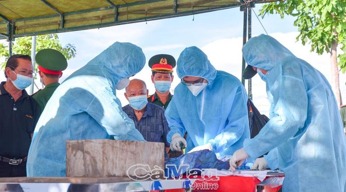 Tổ Y tế cẩn trọng thực hiện từng thao tác kỹ thuật lấy mẫu sinh phẩm.