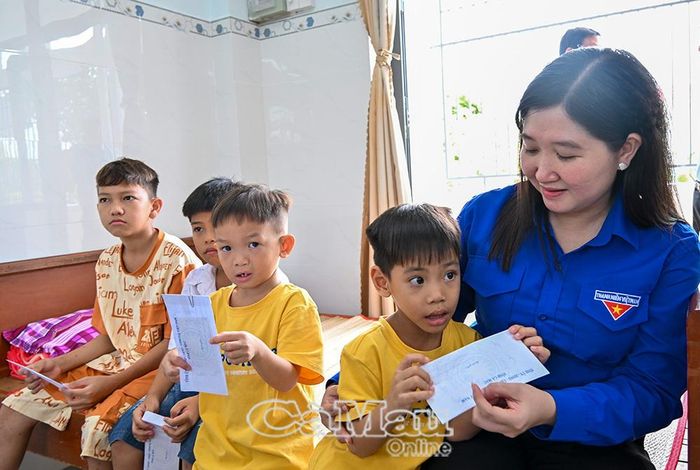 Phó Bí thư Tỉnh đoàn Cà Mau Nguyễn Thị Thuý Duy trao quà cho trẻ em tại Trung tâm Bảo trợ xã hội Bạc Liêu.