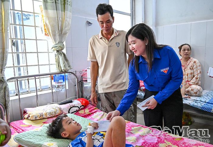 Phó Bí thư Tỉnh đoàn Cà Mau Nguyễn Thị Thuý Duy trao quà Trung thu cho các bệnh nhi.