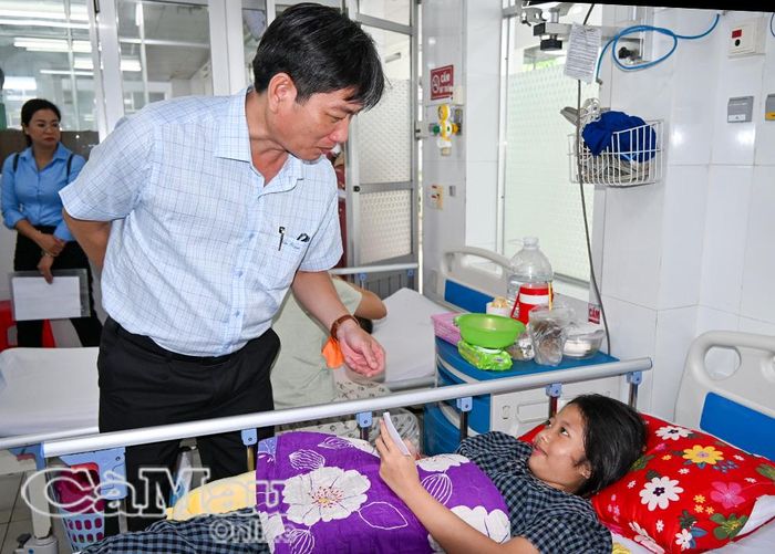  Phó Giám đốc Sở Giáo dục và Đào tạo Đặng Trí Thủ trao quà Trung thu cho các bệnh nhi tại Bệnh viện Đa khoa Bạc Liêu.