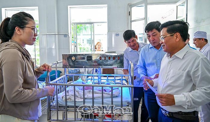 Đoàn công tác chúc mừng, tặng quà Trung thu các gia đình vừa đón thành viên mới tại Bệnh viện Đa khoa Bạc Liêu.
