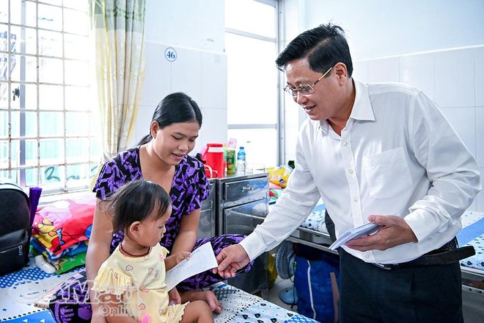 Phó Chủ tịch HĐND tỉnh Bùi Tấn Bảy trao quà Trung thu, thăm hỏi, động viên các bệnh nhi đang điều trị tại Bệnh viện Đa khoa Bạc Liêu.