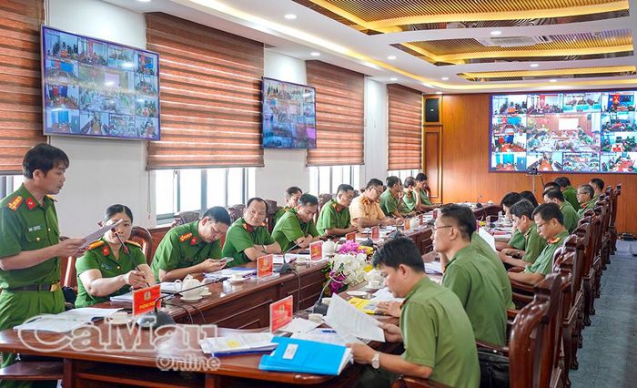 Đại biểu dự hội thảo tại điểm cầu Công an tỉnh Cà Mau, kết nối trực tuyến với 64 điểm cầu Công an xã, phường.