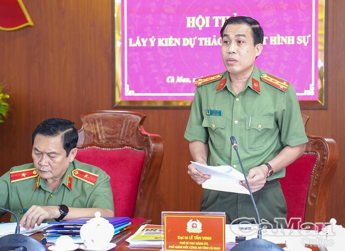 Đại tá Lê Tấn Vinh, Phó Bí thư Đảng uỷ, Phó Giám đốc Công an tỉnh, trao đổi về việc thu hẹp phạm vi áp dụng hình phạt tử hình trong dự thảo Bộ luật Hình sự (sửa đổi).