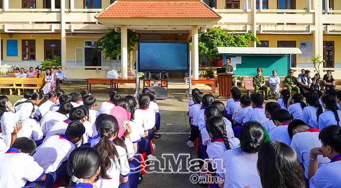 Học sinh tìm hiểu, trao đổi về các nội dung được tuyên truyền.