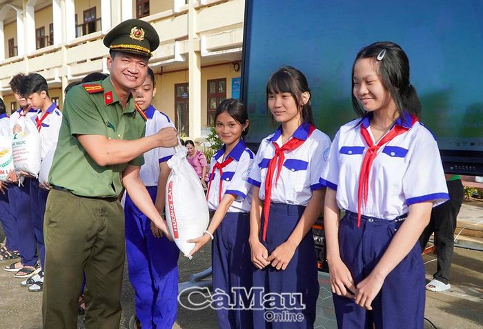 Dịp này, Công an phường Vĩnh Trạch trao 500 kg gạo cho 50 học sinh có hoàn cảnh khó khăn của Trường THCS Võ Nguyên Giáp.