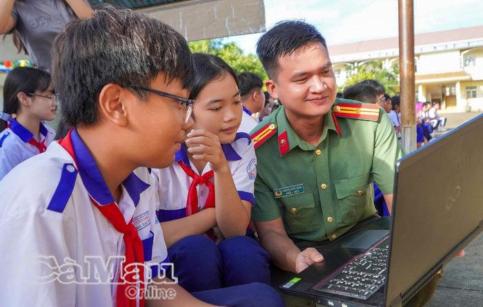 Thiếu tá Nguyễn Quốc Đăng hướng dẫn học sinh nhận diện thủ đoạn lợi dụng AI để giả mạo hình ảnh, video, giọng nói nhằm lừa đảo, chiếm đoạt tài sản hoặc xâm hại trẻ em.